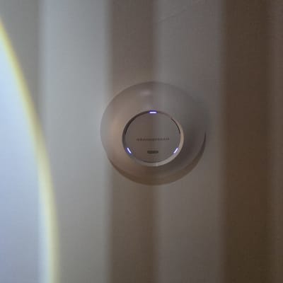 נתב אלחוטי של גרנדסטרים מותקן על קיר