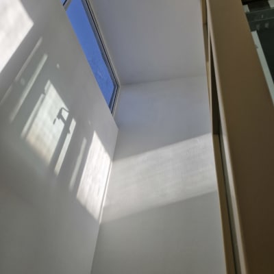 קיר לבן עם צללים מחלון