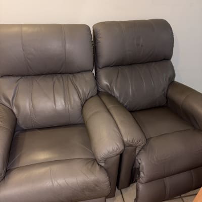 שני כורסאות עור חומות על רצפת אריחים