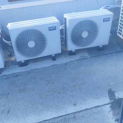 שתי יחידות חיצוניות של מזגנים מותקנות על גג