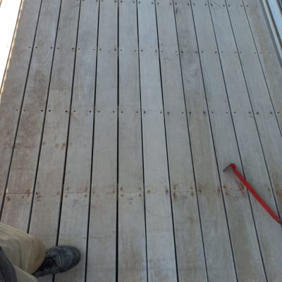 רצפת עץ עם כלי עבודה אדום על הרצפה