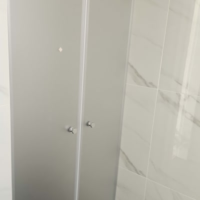 דלת זכוכית חלבית למקלחת עם ידיות מתכת