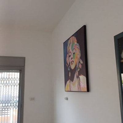 ציור צבעוני של אישה על קיר לבן