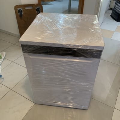 מכשיר עטוף בניילון מוכן להובלה