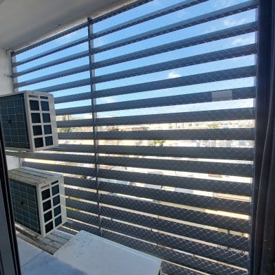 רשת מתכת על חלון למניעת כניסת יונים