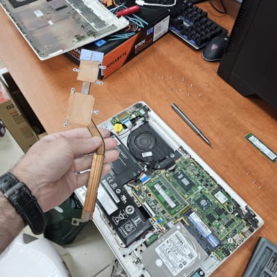 תיקון מחשב נייד עם חלקים פנימיים על שולחן עבודה