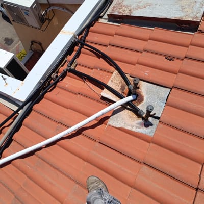 צינורות ומחברים על גג רעפים אדום