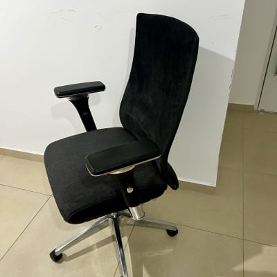 כיסא משרדי עם ריפוד שחור וידיות מתכת