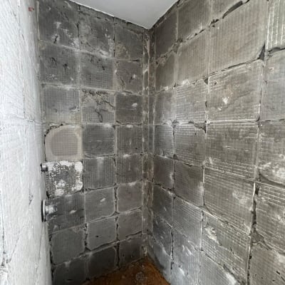 קיר בלוקים בחדר בשיפוץ עם שקי חול