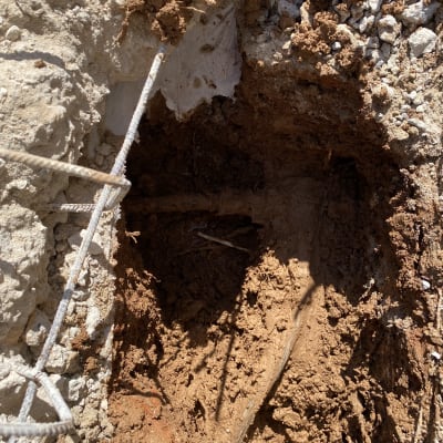 חפירה באדמה עם צינור חשוף ועבודות תיקון