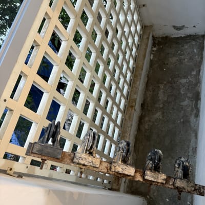 סורג חלון מלוכלך עם גלגלות חלודות