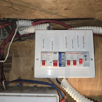 לוח חשמל עם מפסקים וחוטים חשמליים