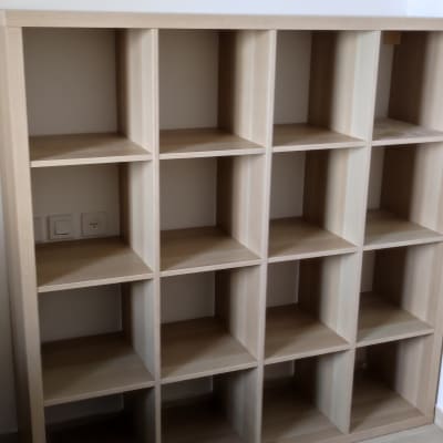 מדף עץ עם תאים ריקים על רצפה מרוצפת