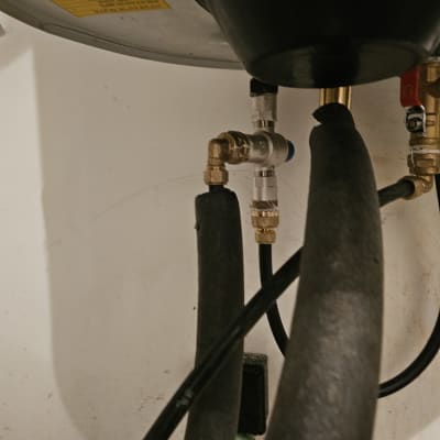 צינורות ומחברים מתחת לדוד שמש