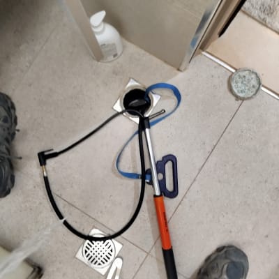 איתור נזילה בביוב בתוך בית באמצעות סיב אופטי בפתח ניקוז רצפתי