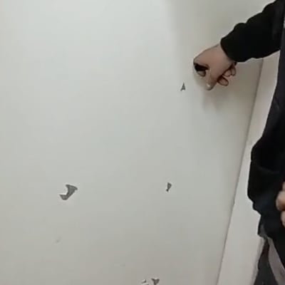 אדם עובד על דלת עם כלי עבודה