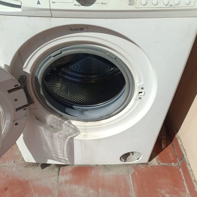 מכונת כביסה עם דלת פתוחה ולוח בקרה