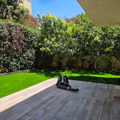 מרפסת עם דשא סינתטי וכלי עבודה לגינון