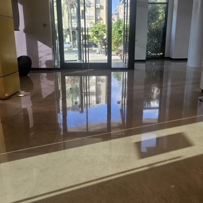 רצפה מבריקה עם השתקפות של דלתות זכוכית