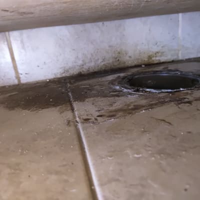 ניקוז מים עם לכלוך על הרצפה