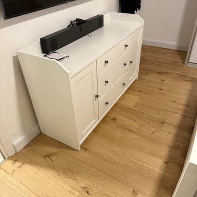 רצפת פרקט עץ בהירה עם גימור חלק