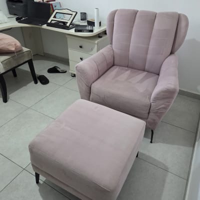 כורסה ורודה עם הדום בחדר עבודה