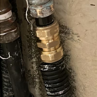 צינור מתכת עם חיבורי פליז ופלסטיק