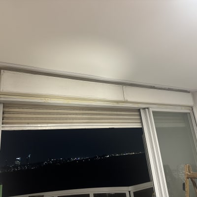 תריסים וחלון עם נוף לילי, סולם בצד