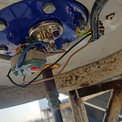 חלק תחתון של דוד שמש עם חיבורים חשמליים וצנרת