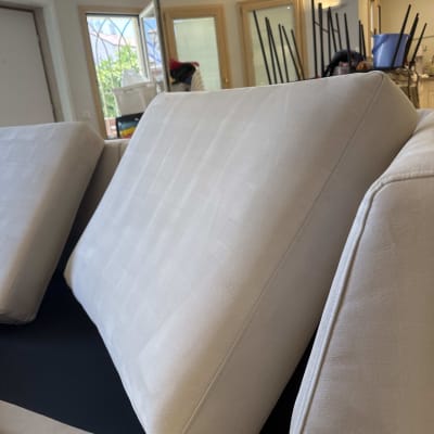 כריות ספה מונחות על ספה בתהליך ניקוי