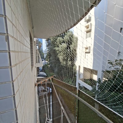 רשת יונים מותקנת על מרפסת למניעת כניסת יונים