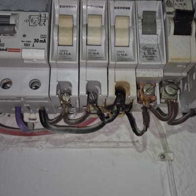 לוח חשמל עם מפסקים וחוטים חשמליים