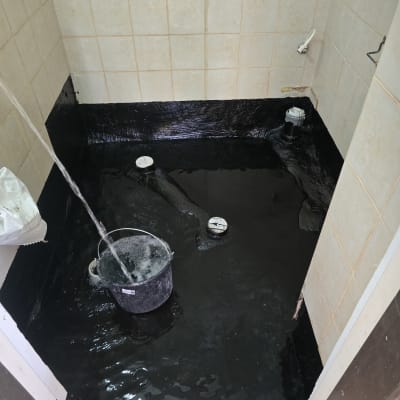 חדר אמבטיה עם איטום שחור על הרצפה