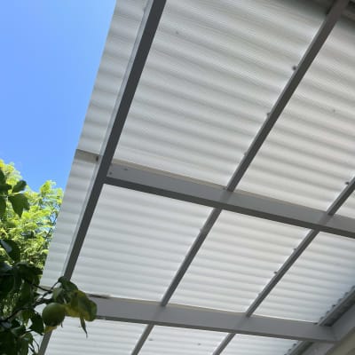 פרגולה מאלומיניום עם גג שקוף בשמש