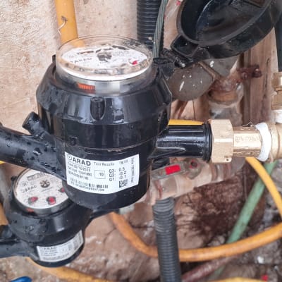 מד מים עם צינורות וחיבורים