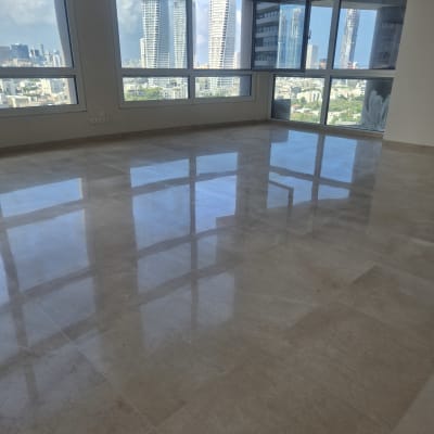 רצפה מבריקה עם חלונות גדולים ונוף עירוני