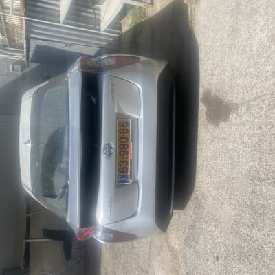 מכונית טויוטה פריוס חונה בחוץ