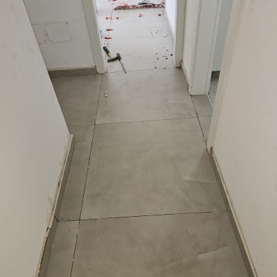 ריצוף חדש עם כלים וחומרים על הרצפה