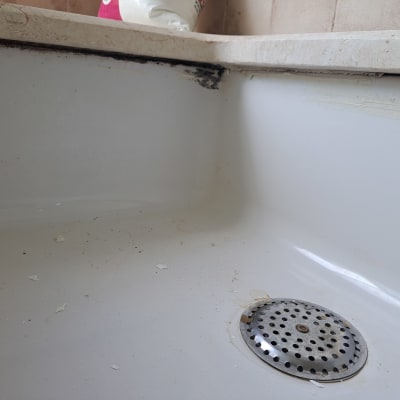 כיור עם כתמי צבע ושאריות צבע מתקלפות