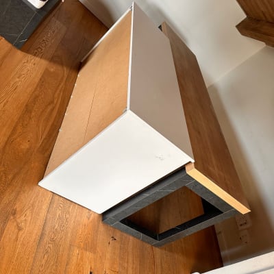 רהיט עץ הפוך על הרצפה, מוכן להזזה