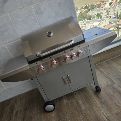 גריל גז על מרפסת עם נוף עירוני