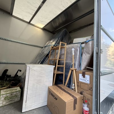 ארגזים וציוד ארוזים במשאית הובלה