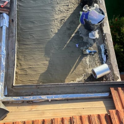 גג עם חומרי איטום, דלי וכלי עבודה