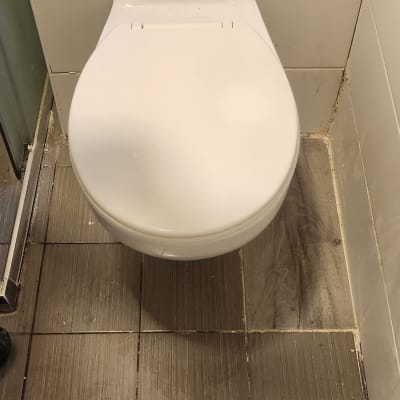 אסלה, מפתח שוודי וכלי עבודה על הרצפה