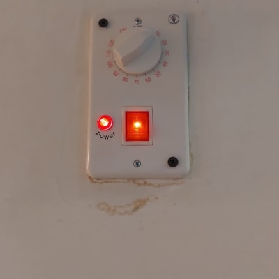 מתג חשמלי עם כפתור סיבובי ונורית חיווי