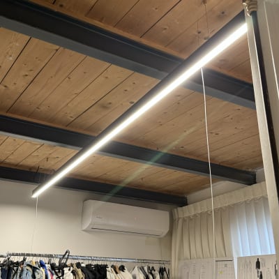 תאורת לד תלויה מהתקרה בעזרת כבלים