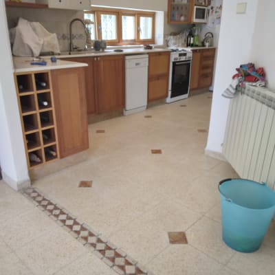 דלי כחול על רצפת מטבח נקייה