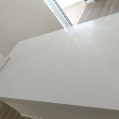 משטח שיש לבן חלק ומבריק במטבח