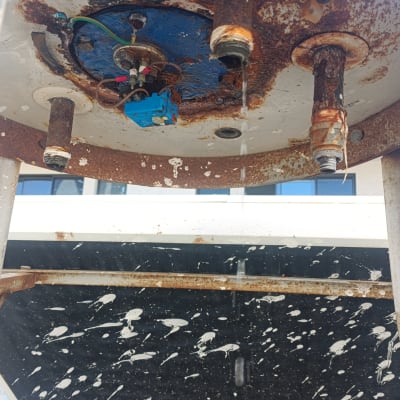 חלק תחתון של דוד שמש עם חלודה ונזילה