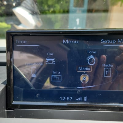 מסך מערכת מולטימדיה ברכב עם תפריט הגדרות